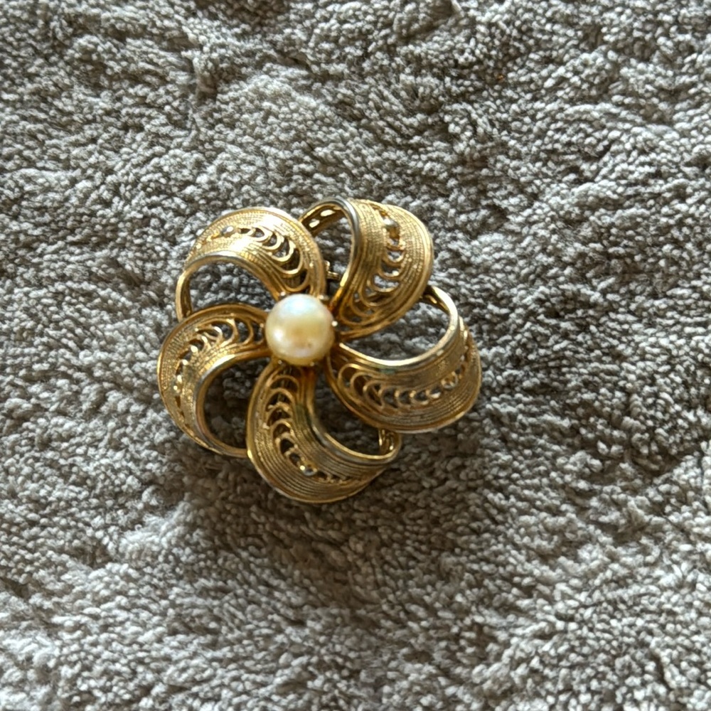Vintage Gold Tone Filigree & Faux Pearl Flower Brooch pin.